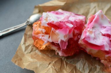 Kağıt üzerinde meyveli süt renkli reçelli kek. Çok renkli jelatin tatlı.