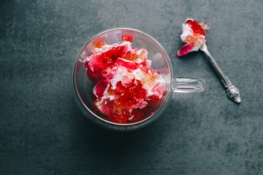 Meyve sütü renkli jöleli kek cam kasede. Çok renkli jelatin tatlı.