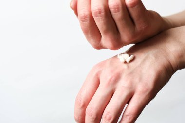 Kadın Elleri Doğal Manikür Beyaz Arkaplan Nemlendirici El Uygulaması