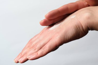 Kadın Elleri Doğal Manikür Beyaz Arkaplan Nemlendirici El Uygulaması