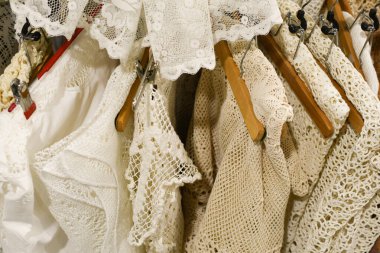 Farklı renk ve dokulardan oluşan kumaş bir askıya tutunur. Pastel renkler ve tekstil karışımı. Tekstil kumaşı