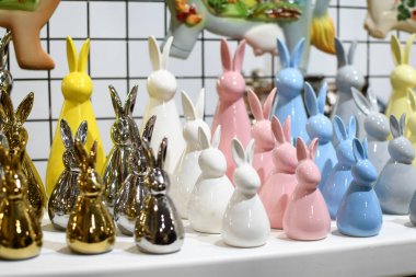 Paskalya seramik tavşanları marketin rafında. Paskalya aksesuarları. Tatil için hazırlık. Seçici odak