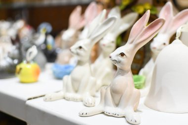 Paskalya seramik tavşanları marketin rafında. Paskalya aksesuarları. Tatil için hazırlık. Seçici odak