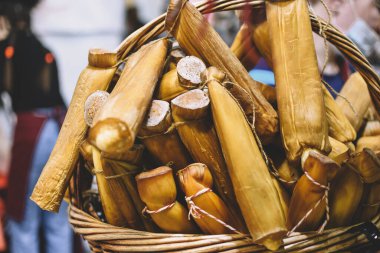 Chechil füme peynir çubukları yemek fuarında bir sepette yatıyor. Geleneksel Polonya füme peyniri.