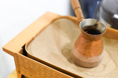 Türk kahvesi sıcak kumda hazırlanır.