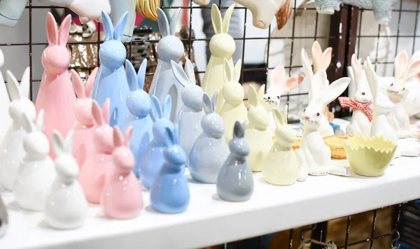 Paskalya seramik tavşanları marketin rafında. Paskalya aksesuarları. Tatil için hazırlık. Seçici odak