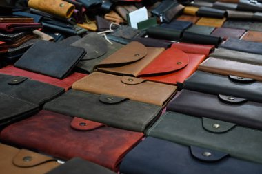 Çevre ürünleri fuarında bir sürü deri cüzdan var.