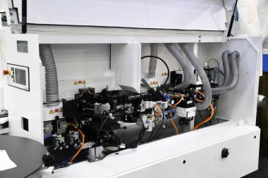 Kiev, Ukrayna, 5 Mart 2021. Panelde Altendorf.Mobilya üretiminde kullanılan modern materyallerin format kesimi için ekipman bulundu. Kiev 'de mobilya sergisi. Yazı