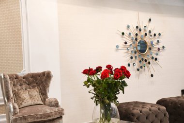 Kiev, Ukrayna. 5 Mart 2021 Modern iç mekan, oturma odası kırmızı güller masanın üzerindeki cam vazoda mobilya sergisi.. 