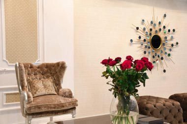 Kiev, Ukrayna. 5 Mart 2021 Modern iç mekan, oturma odası kırmızı güller masanın üzerindeki cam vazoda mobilya sergisi.. 