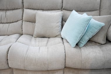 Modern iç mekan. Evdeki kanepede renkli ve şık yastıklar..