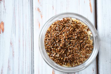 Gri bir arka planda mikroyeşil yoncanın yakın çekimi. Yonca mikroçim ekiyorum. Evde tohum filizlendiriyorlar. Tohumlar, mikro yeşiller. Vegan ve sağlıklı gıda konsepti.