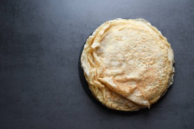 Krep, hamurdan yapılan düz ve yuvarlak un ürünleri, tavada kızartılarak, gri bir zemin üzerinde siyah bir tabakta uzanıyorlar. Pankekler bağımsız bir yemek olarak ve dolgularla birlikte kullanılır..