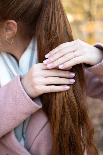 Uma Jovem Com Cabelo Ruivo Faz Seu Cabelo Recolhe Seu — Fotografia de Stock