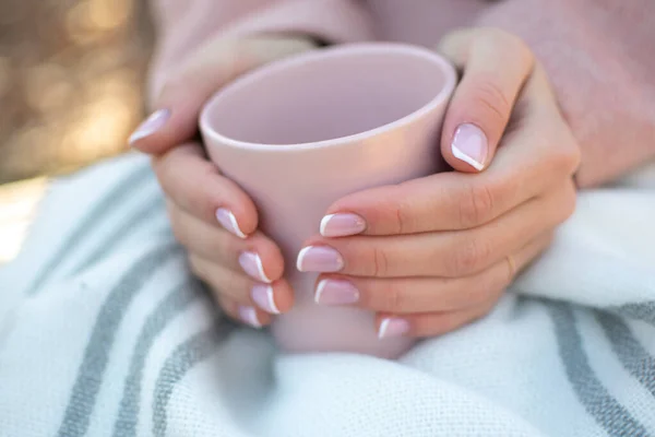 Menina Aquece Mãos Com Uma Xícara Café Tema Outono Uma — Fotografia de Stock