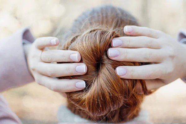 머리의 소녀는 머리를 만들고 방해하지 머리카락을 모읍니다 아름다운 매니큐어입니다 — 스톡 사진