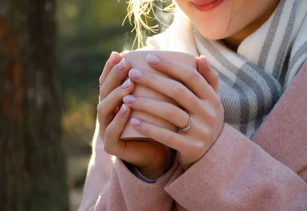 Κορίτσι Ζεσταίνει Χέρια Της Ένα Φλιτζάνι Καφέ Θέμα Φθινοπώρου Μια Φωτογραφία Αρχείου