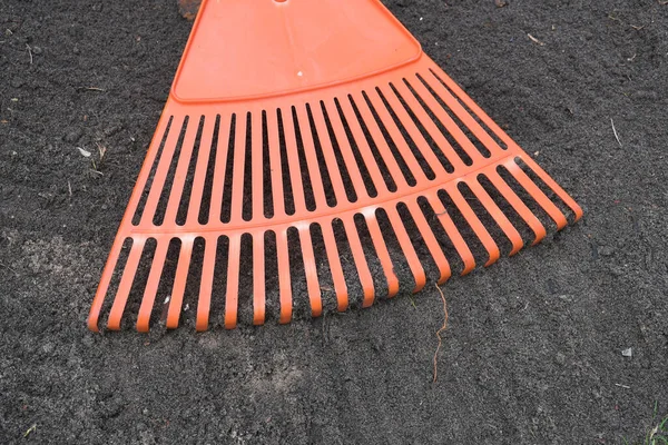 Berkebun Dengan Rake Jeruk Plastik Bekerja Kebun Menggaruk Tanah Situs — Stok Foto