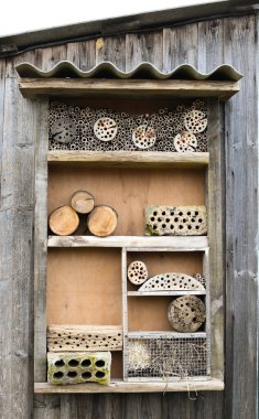 Otel böcekleri, farklı doğal maddelerden yapılmış çeşitli bölümlerden oluşur. Ev, böcekleri çekmek için yapılmış bir yapıdır. Yuvalar ve barınaklar için bir yer 