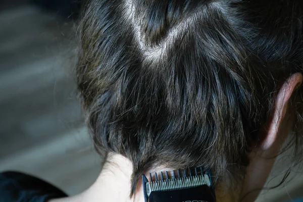 Dark Haired Girl Sitting Hairdresser Hairdresser Shaves Hair Back Woman — Foto de Stock