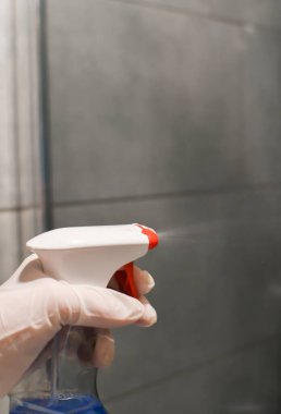 Duş kabininde kirli bardakları yıkıyorum. Deterjan elimde. Ev temizliği konsepti, temizlik hizmeti