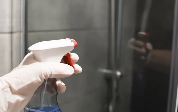 Πλένω Βρώμικα Ποτήρια Στην Τουαλέτα Απορρυπαντικό Είναι Στο Χέρι Μας Φωτογραφία Αρχείου