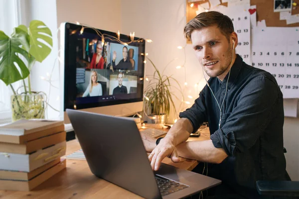 Souriant Bel Homme Ayant Appel Vidéo Ordinateur Dans Bureau Maison — Photo