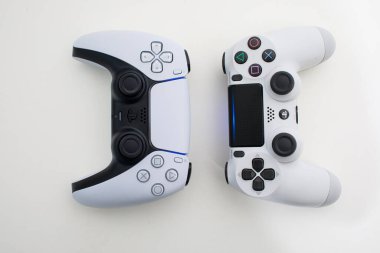 Riga, Letonya - 23 Kasım 2020: New PlayStation 5 Box Sony PS5 konsolunu ve oyunlarını ortaya çıkardı. Çift duyu denetleyici ve oyun odası için saniye seri özellikleri