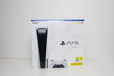 Riga, Letonya - 23 Kasım 2020: New PlayStation 5 Box Sony PS5 konsolunu ve oyunlarını ortaya çıkardı. Çift duyu denetleyici ve oyun odası için saniye seri özellikleri