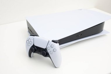 Riga, Letonya - 23 Kasım 2020: Sony PlayStation 5 PS5 konsolunu ortaya çıkardı ve süzülen çizgileri olan ultra fütüristik bir robot beyaz makine oynadı 