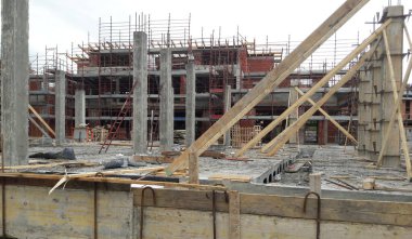 İnşaat sahasında ev ve ofis inşaatı devam ediyor.