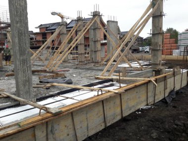 İnşaat sahasında ev ve ofis inşaatı devam ediyor.