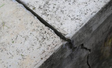 Depremin ardından duvarda çatlak var.