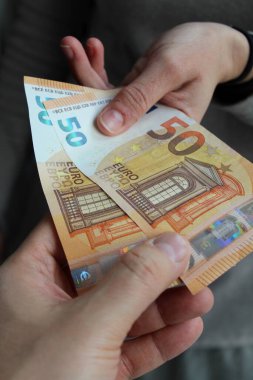 50 avroluk banknotlar saymak - zenginlik