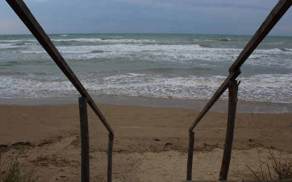 夏天的一天 海浪在海面上飘扬 — 图库照片