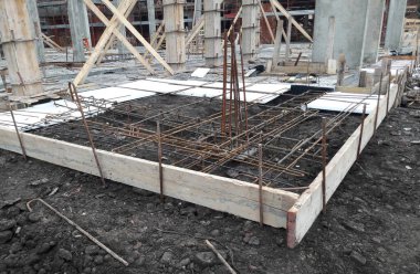 İnşaat sahasında kış mevsiminde inşaat çalışmaları devam ediyor.