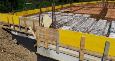 İnşaat sahasında kış mevsiminde inşaat çalışmaları devam ediyor.