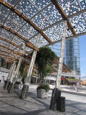 Milan, İtalya - 30 Ekim 2020 - İtalya 'nın Milano şehrinde gökdelen - Ofis ve İş Dünyaları