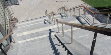 Milan, İtalya - 30 Ekim 2020 - İtalya 'nın Milano şehir merkezinde büyük merdiven