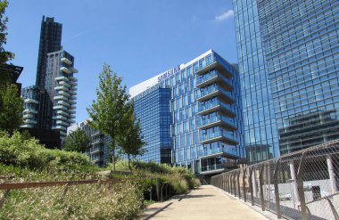 Milan, İtalya - 30 Ekim 2020 - İtalya 'nın Milano şehrinde gökdelen - Ofis ve İş Dünyaları