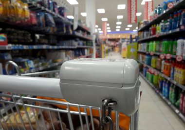 Coronavirüs salgını sırasında market alışverişi.