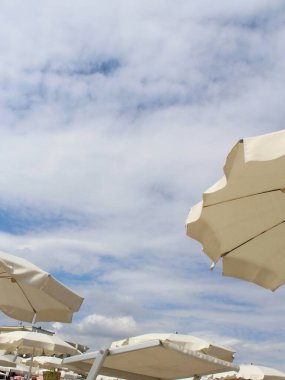 Yaz mevsiminde deniz kenarında şemsiyeler