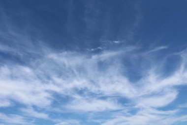 Sonbaharda gökyüzü ve bulutlar - cennet