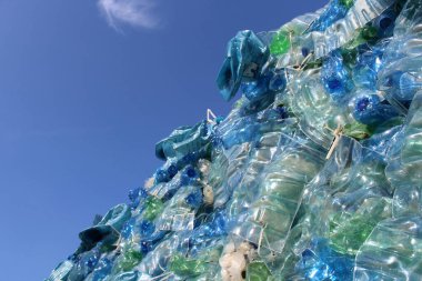 Plastik bir dağdan yapılmış küfürlü çöplük. Kabalık.