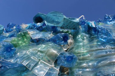 Plastik bir dağdan yapılmış küfürlü çöplük. Kabalık.