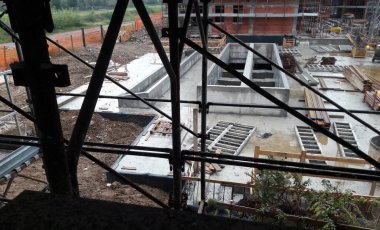 Sonbaharda inşaat sahasında çalışma devam ediyor.