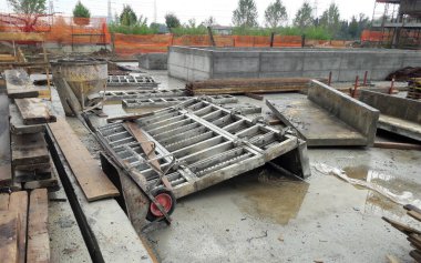 Sonbaharda inşaat sahasında çalışma devam ediyor.