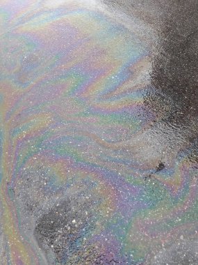 Şehrin sokaklarına saçılmış atık yağlar.