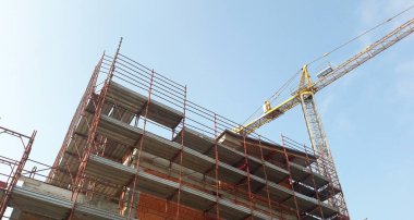 Sonbaharda inşaat sahasında çalışma devam ediyor.