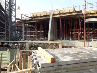 Sonbaharda inşaat sahasında çalışma devam ediyor.